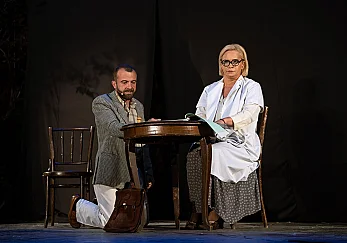 un-barbat-si-mai-multe-femei