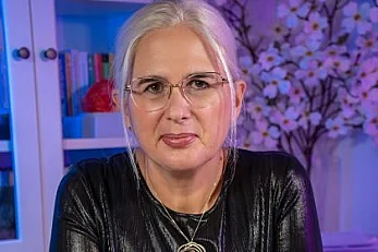 Iulia Buzan vine la „Dialoguri fara masca”